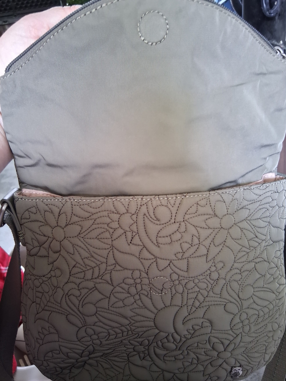 Sakroots Quilted Crossbody Bag - Taupe Floral Repreve Eco-Friendly
🌿 Sakroots - Picture 10 of 11